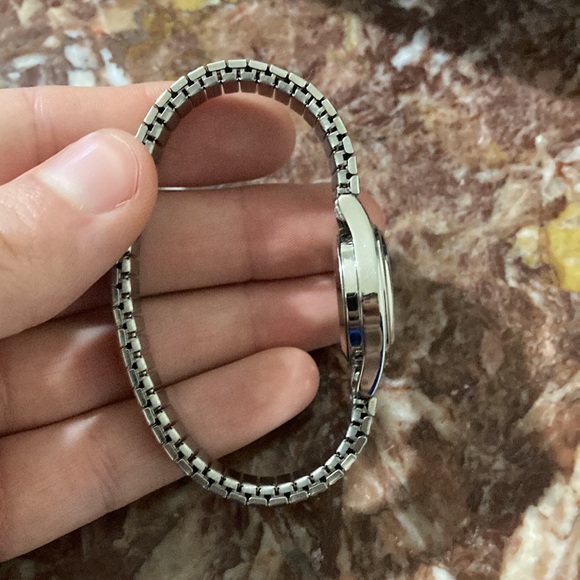 New Silver-Colored Expandable Quartz Watch, Battery Operated - Picture 11 of 13